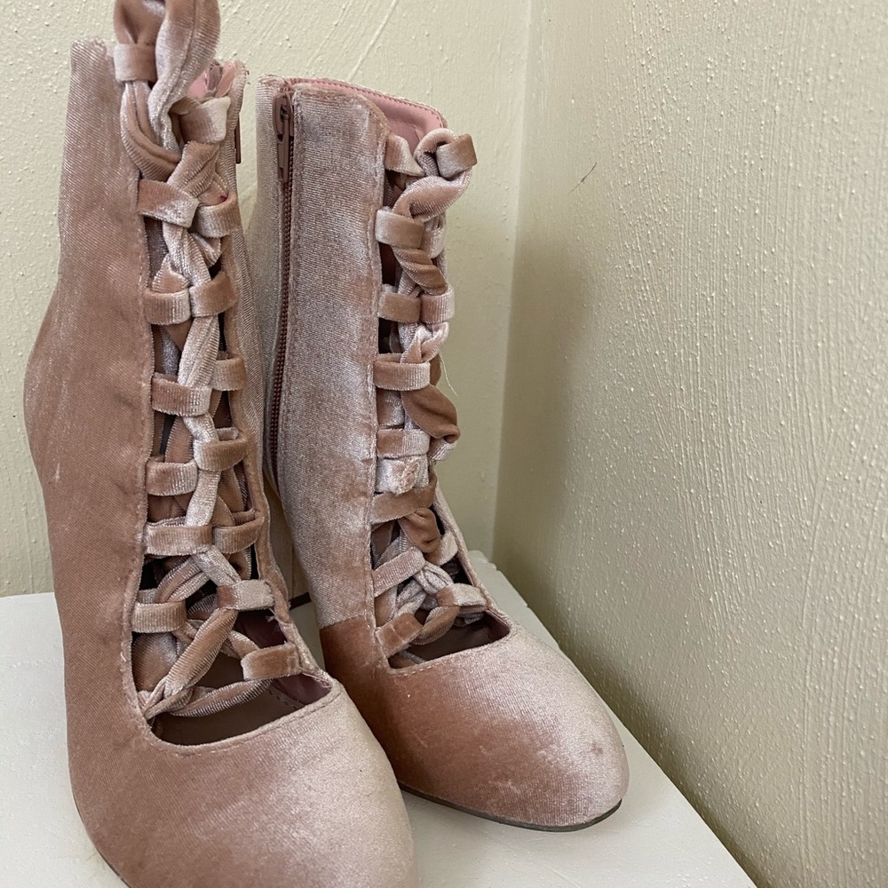Just Fab Suede Ankle Boots. Mauve color. Sz 8.